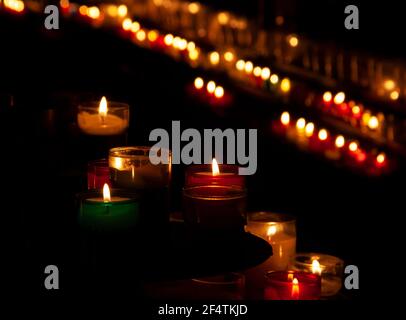 Kerzen im Tempel. Feier Licht Hintergrund. Stockfoto