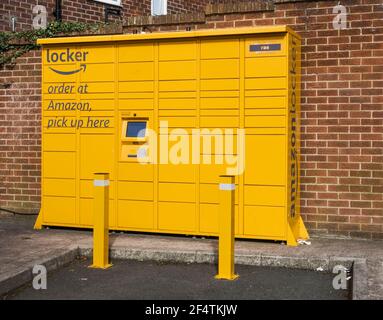 Abholstelle oder Amazon Schließfach an einer britischen Tankstelle Stockfoto