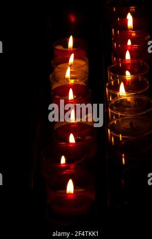 Kerzen in der Kirche. Feier Licht Hintergrund. Opferseele Gedenkkonzept. Stockfoto