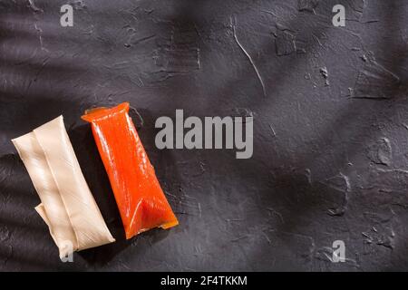 Brasilianisches Dessert Goiabada mit frischem Goiaba auf Holztisch - Psidium guajava Stockfoto