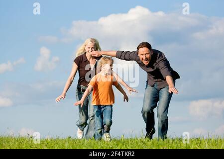 Frau tut Outdoor Stretching mit ihrem persönlichen Trainer auf einem Toller Sommertag Stockfoto