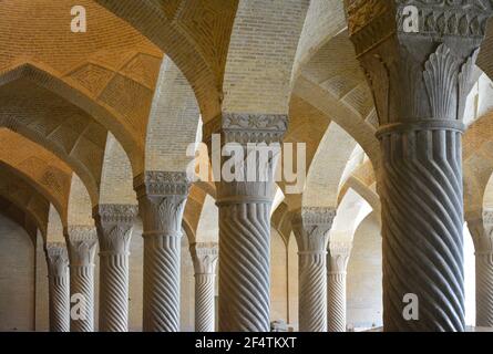 Vakil (Regent) Moschee, 18. Jahrhundert. Shiraz, Iran. Blick auf den Innenraum mit dekorierten Säulen. Stockfoto