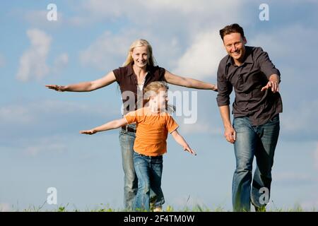 Frau tut Outdoor Stretching mit ihrem persönlichen Trainer auf einem Toller Sommertag Stockfoto