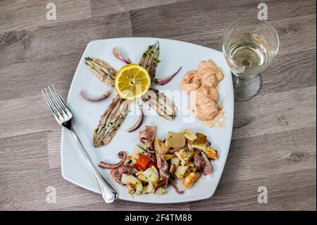 Vorspeise mit Meeresfrüchten Kelch von Wein und Besteck auf Holz Hintergrund Stockfoto