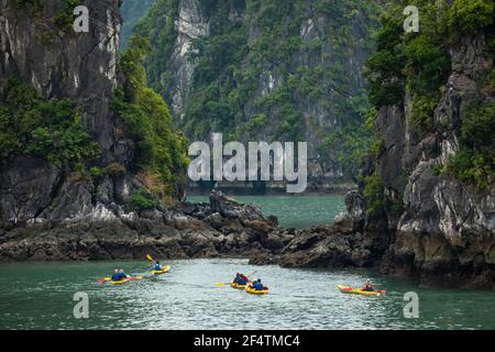 Kajakfahren in der Halong Bucht von Vietnam Stockfoto