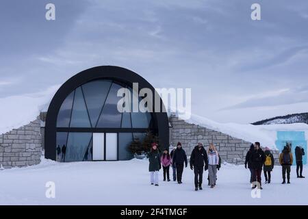 Menschen mit dicken Winterkleidung beim Verlassen der Icebar und des Icehotel 365 des berühmten Ice Hotels in der Nähe von Kiruna in Jukkasjarvi, Schweden Stockfoto