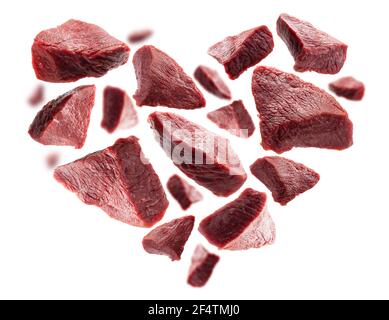 Stücke von frischem Fleisch in Form eines Herzens Auf weißem Hintergrund Stockfoto