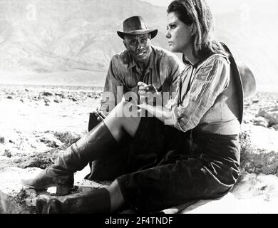 CLAUDIA CARDINALE und WOODY STRODE in THE PROFESSIONALS (1966), Regie: RICHARD BROOKS. Kredit: COLUMBIA BILDER / Album Stockfoto