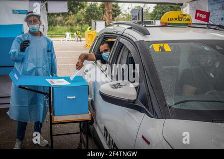 Jerusalem, Israel. März 2021, 23rd. Ein Mann gibt seine Stimme in einem Drive-in-Wahlzentrum für Menschen in Quarantäne ab oder wurde während der israelischen Parlamentswahlen positiv für COVID-19 getestet. Quelle: Ilia Yefimovich/dpa/Alamy Live News Stockfoto