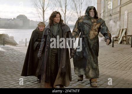 DAVID WENHAM, HUGH JACKMAN und SHULER HENSLEY in VAN HELSING (2004), Regie Stephen SOMMERS. Kredit: UNIVERSAL / MASI, FRANK / Album Stockfoto