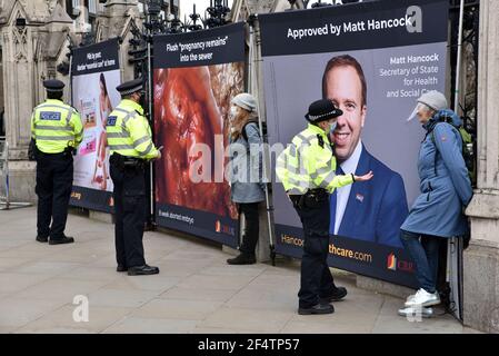 Westminster, London, Großbritannien. 23rd März 2021. Eine Gruppe von Anti-Abtreibungsdemonstranten vor dem Parlament. Kredit: Matthew Chattle/Alamy Live Nachrichten Stockfoto