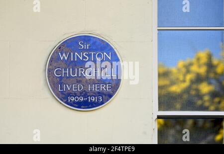 London, Großbritannien. Gedenktafel: 'Sir Winston Churchill lebte hier 1909-1913' auf dem 34 Eccleston Square Stockfoto