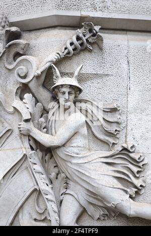 London, England, Großbritannien. Steinrelief carvin in Temple Avenue EC4: Merkur - der geflügelte Bote. Auch römischer Gott des finanziellen Gewinns, des Handels, der Beredsamkeit, Stockfoto