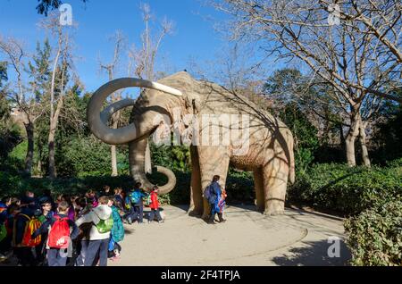 Kinderspaß mit der Skulptur eines Mammuts (Mammut) im Parc de la Ciutadella (Citadel Park). Barcelona, Katalonien, Spanien. Stockfoto