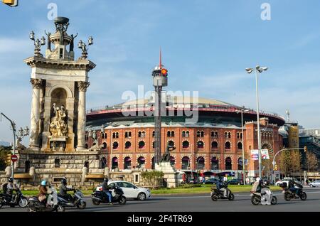 Denkmal (Brunnen) im Zentrum von Spanien Platz und Barcelona Arena (Arenas de Barcelona), Spanien. Stockfoto