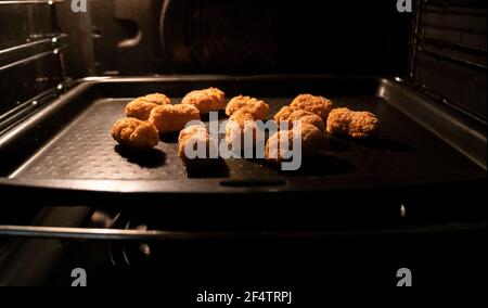 Gefrorene Scampi, die in einem Ofen gebacken werden Stockfoto