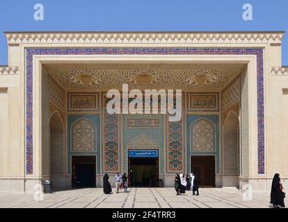 Die atemberaubende Shah Cheragh ('Kaiser des Lichts') Moschee, bekannt für ihre spektakulären Spiegel-Fliesenarbeiten (Aina-Kari). Blick in den geschlossenen Hof. Stockfoto