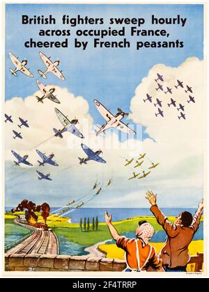 WW2, britische RAF-Kämpfer schaufelten stündlich durch das besetzte Frankreich, angefeuert von französischen Bauern (RAF-Kämpfer greifen einen Zug an), Motivationsposter, 1942-1945 Stockfoto