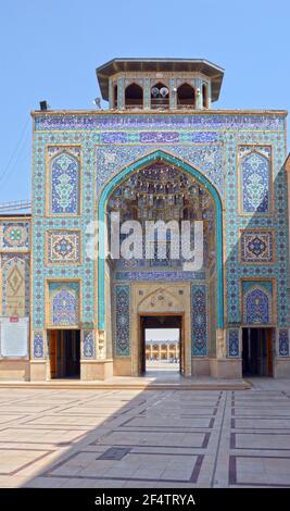 Die atemberaubende Shah Cheragh ('Kaiser des Lichts') Moschee, bekannt für ihre spektakulären Spiegel-Fliesenarbeiten (Aina-Kari). Blick in den geschlossenen Hof. Stockfoto