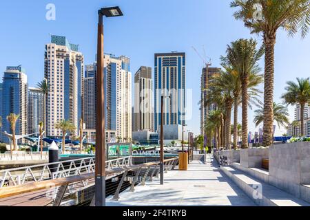 Dubai, VAE, 22,02.2021. Dubai Creek Marina Promenade, mit Dubai Creek Harbour Wolkenkratzern im Hintergrund. Stockfoto