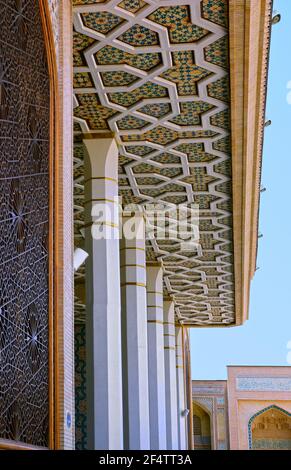 Die atemberaubende Shah Cheragh ('Kaiser des Lichts') Moschee, bekannt für ihre spektakulären Spiegel-Fliesenarbeiten (Aina-Kari). Blick in den geschlossenen Hof. Stockfoto