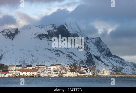 Malerische Landschaft mit reine Dorf, Küste Natur mit scharfen hohen Berg im Winter Lofoten Inseln Nordnorwegen. Reiseziel. Stockfoto