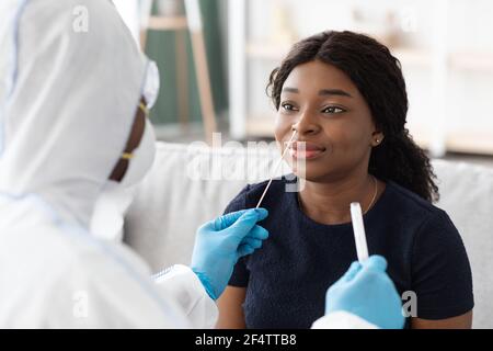 Schwarze Frau Patientin mit PCR-Test zu Hause Stockfoto