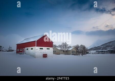 Malerische Landschaft mit reine Dorf, Küste Natur mit scharfen hohen Berg im Winter Lofoten Inseln Nordnorwegen. Reiseziel. Stockfoto