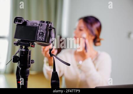 Junge schöne asiatische Frau professionelle Schönheit vlogger oder Blogger Aufnahme Erstellen Sie ein Tutorial, um es in sozialen Medien zu teilen Stockfoto