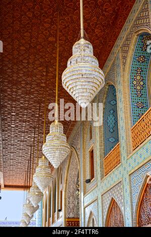 Die atemberaubende Shah Cheragh ('Kaiser des Lichts') Moschee, bekannt für ihre spektakulären Spiegel-Fliesenarbeiten (Aina-Kari). Blick in den geschlossenen Hof. Stockfoto