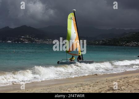 Grand Anse Beach Grenada Männer Segeln auf dem Katamaran Stockfoto