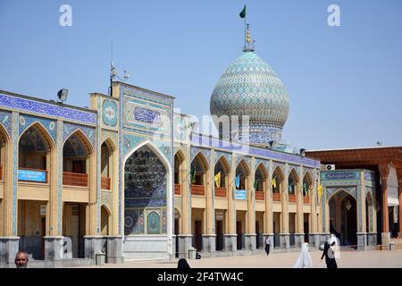 Die atemberaubende Shah Cheragh ('Kaiser des Lichts') Moschee, bekannt für ihre spektakulären Spiegel-Fliesenarbeiten (Aina-Kari). Blick in den geschlossenen Hof. Stockfoto