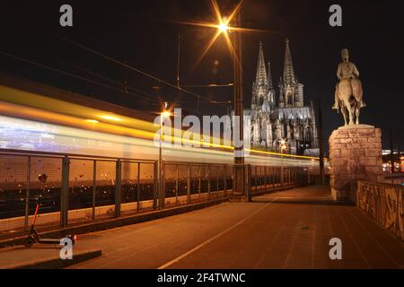 Zug am Kölner Dom, Köln Dom, Deutschland Stockfoto