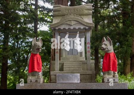 YAMANASHI, JAPAN, JUNI 27 2017, EIN traditioneller japanischer Schrein - Altar in einem Wald um Satomiya Sanctuary, Fuji omuro sengen-jinja-Schrein (Fujiomuro Stockfoto