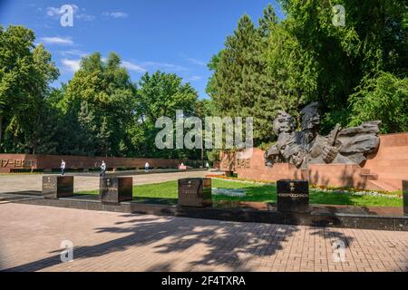 Park benannt nach 28 Panfilows Wachmann/Almaty, Kasachstan - 22. Juni 2015; Ehrenwache steht am Denkmal für 28 Helden - Panfilows Wachmann Stockfoto