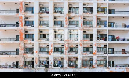 Fassade von unzulänglichen Mietshaus Slum mit Low-Cost-Leben. Zwangsräumung, Obdachlosigkeit, städtische Slumbewohner, Leben in unzureichendem Wohnraum. Stockfoto