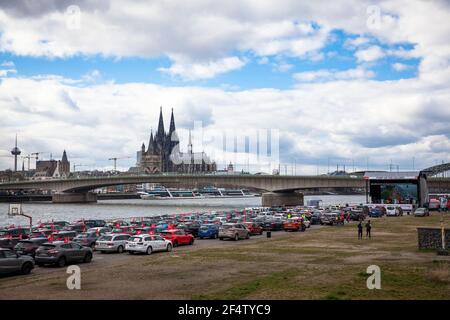 IG Metall (Industriegewerkschaft der Metallarbeiter) Warnstreikkundgebung am 17. März 2021 am Rheinufer im Stadtteil Deutz bleiben die Teilnehmer Stockfoto