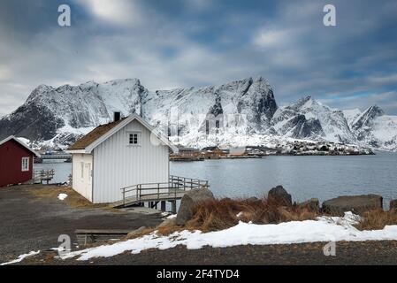 Malerische Landschaft mit reine Dorf, Küste Natur mit scharfen hohen Berg im Winter Lofoten Inseln Nordnorwegen. Reiseziel. Stockfoto