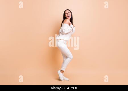 Volle Größe Profil Seite Foto von jungen Mädchen glücklich aufgeregt Überrascht News Verkauf suchen leeren Raum isoliert über beige Farbe Hintergrund Stockfoto