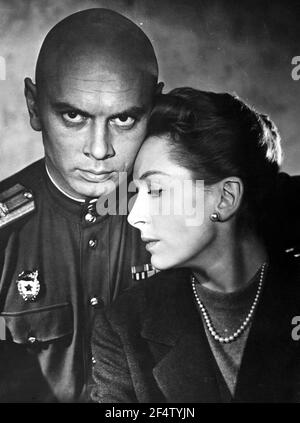 YUL BRYNNER und DEBORAH KERR in THE JOURNEY (1959), Regie ANATOLE LITVAK. Kredit: M.G.M. / Album Stockfoto