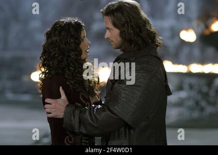 KATE BECKINSALE und HUGH JACKMAN in VAN HELSING (2004), Regie Stephen SOMMERS. Kredit: UNIVERSAL / MASI, FRANK / Album Stockfoto