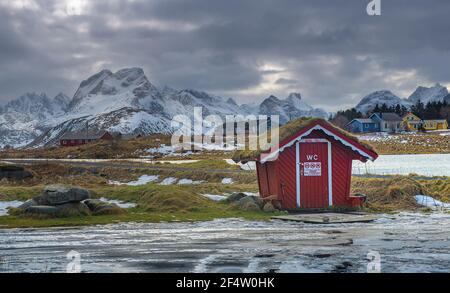 Malerische Landschaft mit reine Dorf, Küste Natur mit scharfen hohen Berg im Winter Lofoten Inseln Nordnorwegen. Reiseziel. Stockfoto