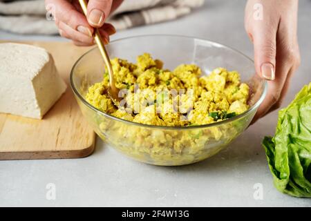 Frau mixt köstlichen veganen Eiersalat von Hand Stockfoto