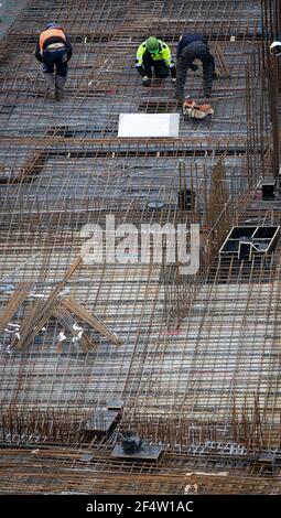 Hamburg, Deutschland. März 2021, 23rd. Betonarbeiter bei Schalungsarbeiten auf der Strandkai-Baustelle im Grasbrookhafen in der HafenCity. Quelle: Christian Charisius/dpa/Alamy Live News Stockfoto