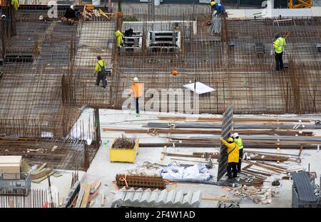 Hamburg, Deutschland. März 2021, 23rd. Betonarbeiter bei Schalungsarbeiten auf der Strandkai-Baustelle im Grasbrookhafen in der HafenCity. Quelle: Christian Charisius/dpa/Alamy Live News Stockfoto