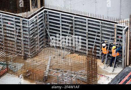 Hamburg, Deutschland. März 2021, 23rd. Betonarbeiter bei Schalungsarbeiten auf der Strandkai-Baustelle im Grasbrookhafen in der HafenCity. Quelle: Christian Charisius/dpa/Alamy Live News Stockfoto