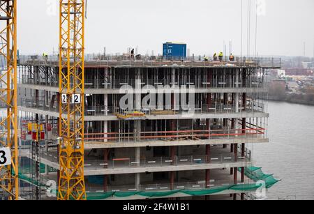 Hamburg, Deutschland. März 2021, 23rd. Betonarbeiter bei Schalungsarbeiten auf der Strandkai-Baustelle im Grasbrookhafen in der HafenCity. Quelle: Christian Charisius/dpa/Alamy Live News Stockfoto