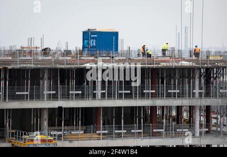 Hamburg, Deutschland. März 2021, 23rd. Betonarbeiter bei Schalungsarbeiten auf der Strandkai-Baustelle im Grasbrookhafen in der HafenCity. Quelle: Christian Charisius/dpa/Alamy Live News Stockfoto