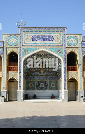 Die atemberaubende Shah Cheragh ('Kaiser des Lichts') Moschee, bekannt für ihre spektakulären Spiegel-Fliesenarbeiten (Aina-Kari). Blick in den geschlossenen Hof. Stockfoto