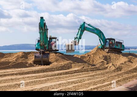 Ovenden SK500 Bagger - Bagger bewegen Sand in Alum Chine, Bournemouth Strand für Strand Nachschub Arbeit in Bournemouth, Dorset UK im März Stockfoto